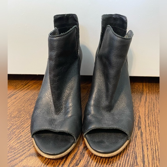 Steve Madden Nello Open Toe Bootie- Black Leather sz 6 - Picture 3 of 7